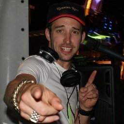 DJ Johnnyy. DJ/Entertainer/presentator Feest,Top40,House,Oldies oftewel Allround. Eerste single DJ Johnnyy & DJ Ricky - De Feestplaat