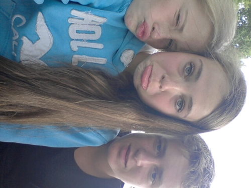 Hee stijn alles goed, twitter is stom he, ja vind ik ook mvg jessos