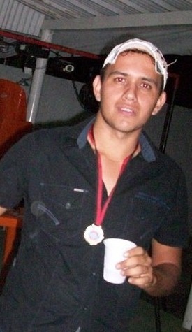 Um cara bem extrovertido ... sempre em busca de novas aventura ..... ;)