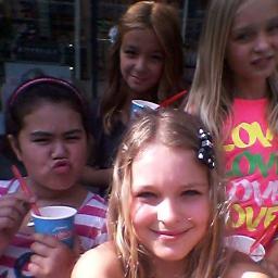 Directioner, afspreken&logeren, raar&gek doen met vriendinnen x 
mijn bestee kris mandy isabella lynn marley dewy alisha  mallissa lara en  andere ;) xxx