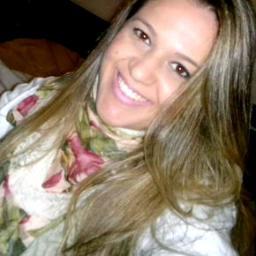 Tutora em Estética e Imagem Pessoal pela Unopar. Maquiadora e Esteticista Facial e Corporal.