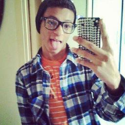 16 anos, simpático, CRAZY, BARBZ, sincero e muito mais. se leu segue ;) | facebook http://t.co/qtCw4vC1JO