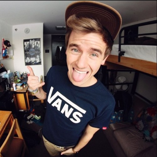 My name's Emma, and I'm obsessed with 6 (7) people☆★ HAPPY BIRTHDAY O2L!! Instagram: connxrfranta ❤
