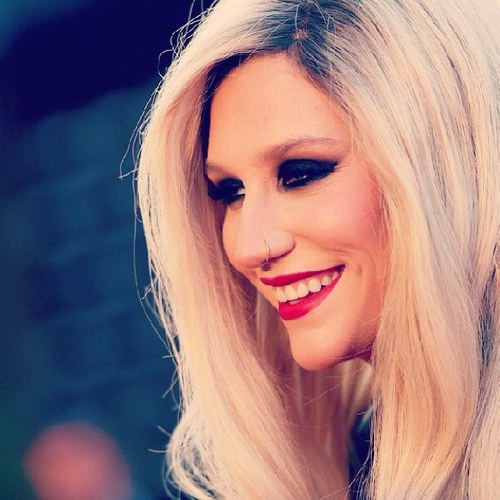 I GAVE YOU A FREE FOLLOW :** PLEASE FOLLOW : @MarliesLampe Thx:* I love Ke$ha,JustinB:*,Selena:* and Austin Mahone:* I also like Miley *-*