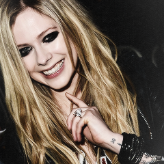 i love avril lavigne, short bands like big time rush, 1D and others, I can play the keyboard, guitar and guitar!