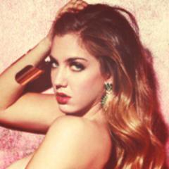 Tus ojos son tan bonitos y brillantes, que hasta las estrellas tienen envidia ♡ @DanisaSol ♡