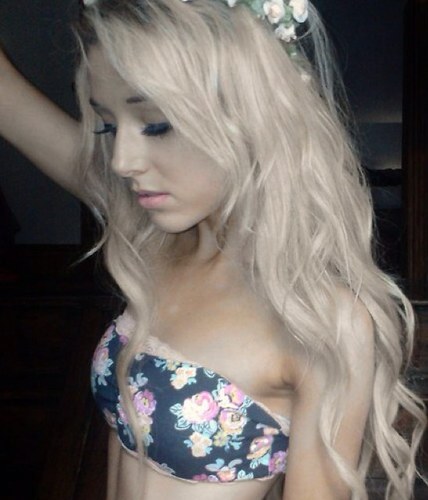I'm Ele. Music is my drug of choice. I like turtles and soft things. ~16~bi~single~