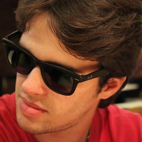 Viciado em heavy metal, video game e coca cola! ;)