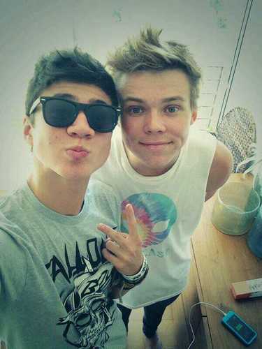 0/4 || 5SOS || Music || I'm gonna fly away on my unicorn ||