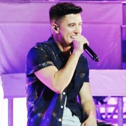 ¡HOLA! No me sigas, te estoy regalando un Follow, mejor sígueme en  @rockmyrush te daré fback♡