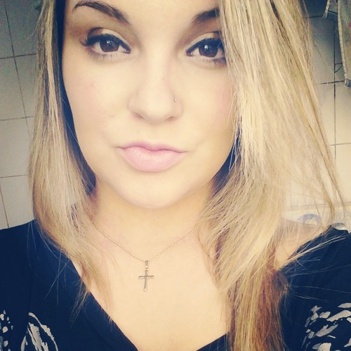 Na vida a gente aprende, a gente cresce.. O que não me derruba me fortalece. ! (yy'