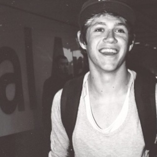 Pleae follow @ThanxsNiall 
Don't give up on your fav/5 its going to happen soon xx