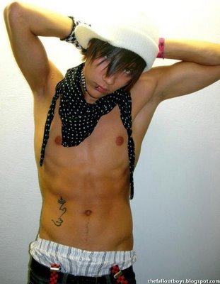 I'm gay / emo & I'm a flirt / I love tuns of bands I'm also 18 taken @jessiewantsabf is mine