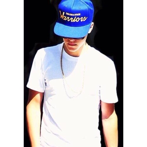 PLEASE FOLLOW @AdmiringBiebs, I FOLLOW BACK ♡