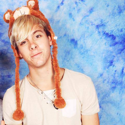 Helllloooo! My name is Corie and I'm a major R5er :) I follow back! I love talking to people so message me! Also on wattpad! I Follow back!