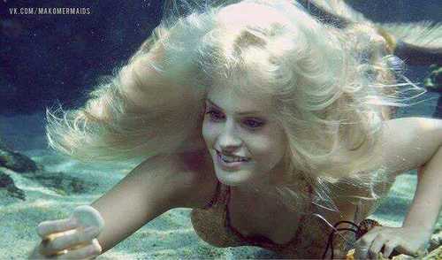 hi, Plays sirena on the hit tv show mako mermaids.