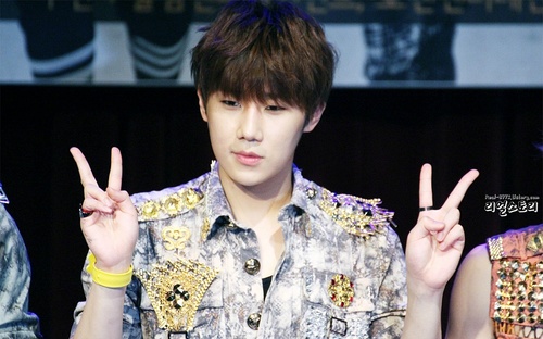 chanbin_gyu's profile picture. Berusaha untuk membuat orang lain tersenyum, walaupun diri sendiri merasa sakit..