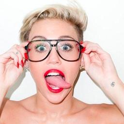Miley Ray Cyrus, nascida Destiny Hope Cyrus, de Nashville, seus pais Tish Cyrus e Billy Ray Cyrus. Miley é uma inspiração para milhares de Smilers. ♥