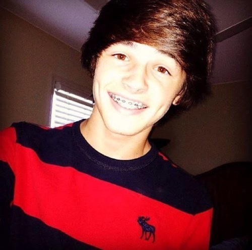 Hey(: Im Hunter. Lets be friends. I like that idea •PARODY• Taken by the most beautiful girl in the world @SavannahH11 I love her to death. Dont touch her ever!