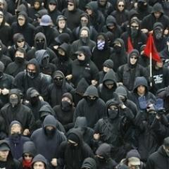 πάσης φύσεως φασιστάκια νεοφιλελέ σκουπίδια θα σας θάψουμε με τον κώλο έξω να παρκάρουμε ποδήλατα