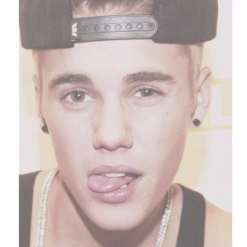 follow @ThaiOLLG and get a free follow, 1 retweet and 1 favorite. I'll check, if you unfollow i'll block you!