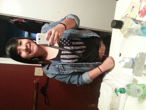 jesus He died for me I'll live for him! Family , Arleth , Adrianna , & The 3 jasmins' ♥ they're basically my life :-)