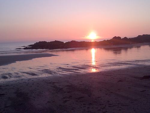 Holiday Cottage To Rent In Anglesey, North Wales. Close to several sandy beaches, coal fire, pets welcome at no charge.Available all year round
