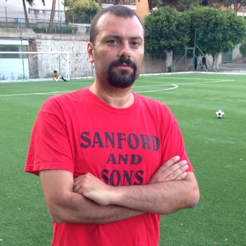 Insegnante, nato a Palermo e adottato da Roma. Amo leggere e scrivere, odio fare di conto. Tifoso del Palermo.
