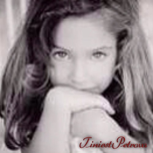Mwy nawme is Ariana Petrova mwe mommy is @WaywardDiety and mwe daddy is @FaithfulNiklaus {4 years old}{Girl}{Human}