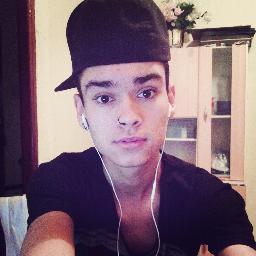 Solteiro, 17 anos, leonino, chato pra caralho, não acredito em deus e foda-se!