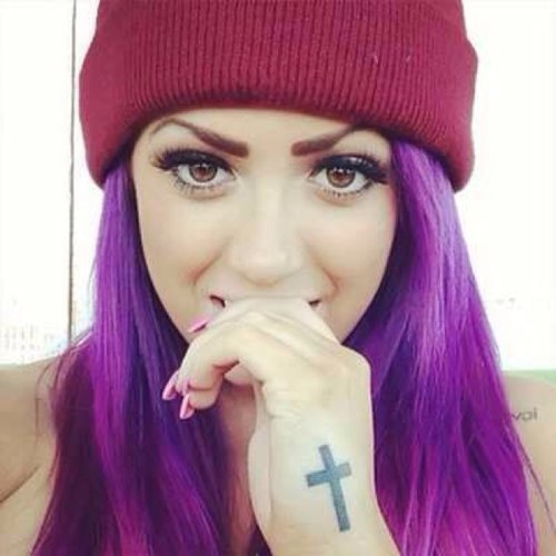 i'm a big fan of holly, i love her and she's my idol.