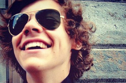 i just gave you a free follow, so not go follow @whore4_1D :) DO NOT FOLLOW THIS ACCOUNT, FOLLOW @whore4_1D and @samsuttonnn
