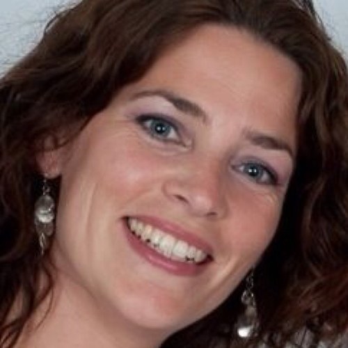 Bedenkt educatieve en onderwijskundige projecten, zet lesprogramma's op, coacht vakdocenten. Kan slecht kiezen dus doet nog veel meer. Gek op kinderen & sushi.