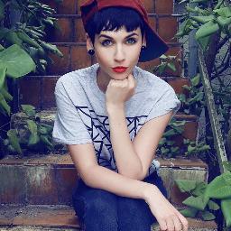 Ravenclaw. 17. Alexandria Francesca Husher.  Algo tímida, dulce simpática. Aspirante a auror. Adicta a las sandías. Sangre pura, si te importa. Soltera. [Rol]