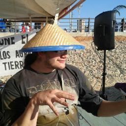 Sonidista, profesor, gamer, papacho  y otros divagues. Amante de las risas y lo absurdo! Escupo todo lo que pienso x más estúpido que sea :)