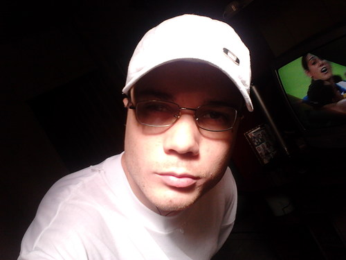 [...]alguém q'entre erros e acertos,dores e sorrizos...vai seguindo...e chegou a conclusão q'... ...sem Deus,apnas resta á mort... [...]
