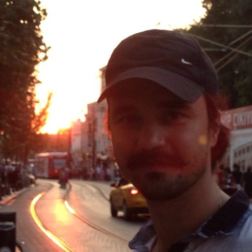 yakubgibi's profile picture. Halbuki korkulacak hiçbir şey yoktu ortalıkta Her şey naylondandı o kadar..