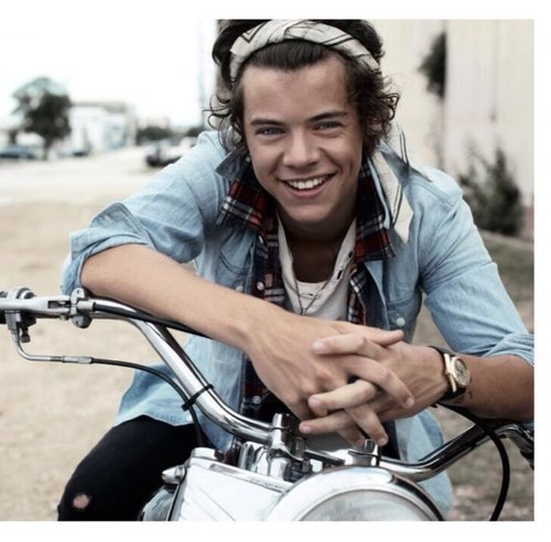 I gave you a free follow now go follow my personal @LourrysDarlin i follow back on that account too byee! Stay fab ✌