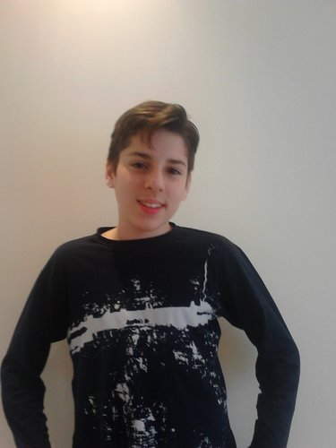 tenho 13 anos gosto de coisas novas adoro pizza sou simpático e é isso
