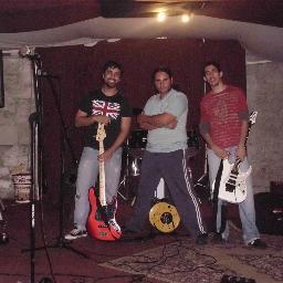 Caos, es una banda de Rock and Roll...la misma esta integrada por Guzman Garcia: Guitarra y voz, Christian Siri: Bajo y coros, Javier Segnini bateria y coros