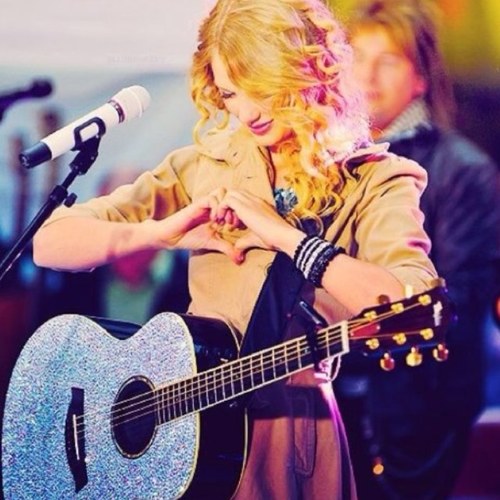 @taylorswift13 is every thing we need! 2 friends 2 swifties 2 cat lovers 1 idol mali and ini 9/13/13 i met taylor swift❤
