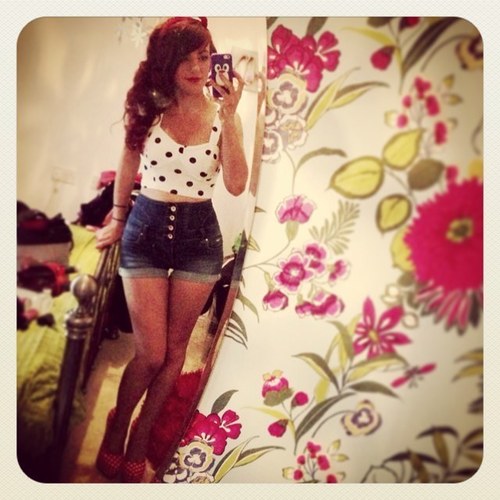 journalism, music, friends, laughs, movies, jack daniels, animals, junk food, vegetarianism, photography & @katyperry ♥
