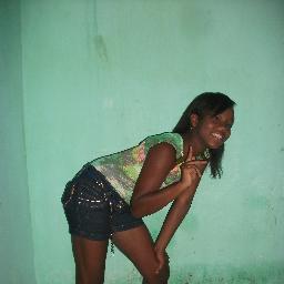 Simplesmente a vida me ensina que pra viver basta ter pessoas que te amem e lhe ensinem que viver é ser feliz.
