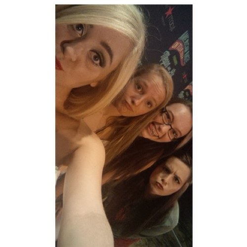 Sup I'm becca. I'm obsessed with 1D, T-Swizzle, Megan & Liz, dance and sparkles 
Met @onedirection 5/29/12 Met @meganandliz and @kalinandmyles 8/18/13