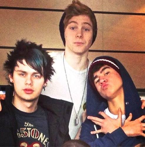 Free follow for you! Please follow @Fredrick_Nipple back and not this account. If you would like a DM to Cake/4 please tweet that account.