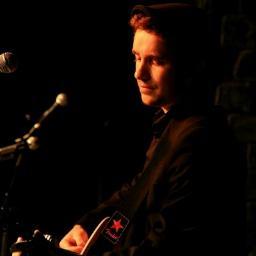 Guitariste, songwriter !                                                                           Nouvelle vidéo : http://t.co/a3sEDfMSUC