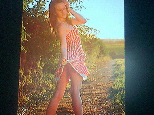I am  22 I am a model / I work in a bar. If there any modelling agents on this give me an inbox and I reply back x