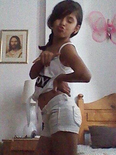 Solo me importa mi mejoramigaL naa mas.// mientras yo sepa quien soy, que me importa lo que diga la gente.