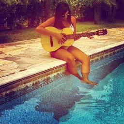 “Ela tem cara de menina mimada, um quê de esquisitice, uma sensibilidade de flor, um jeito encantado de ser, um toque de intuição e um tom de doçura.''