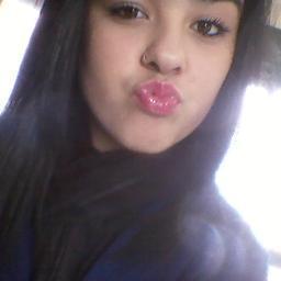morena , baxinhaa, divertida e safaada ;) .. é ratata ta pá  ♫ 3